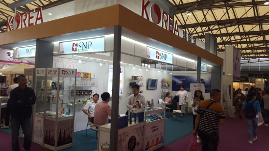 에스디생명공학(대표 박설웅)의 코스메슈티컬 브랜드 SNP화장품이지난 18일부터 20일까지 중국 상하이에서 열린 '2016 중국 뷰티 박람회'(China Beauty EXPO 2016)에 참가해 큰 호응을 얻었다고 밝혔다. SNP화장품 제공